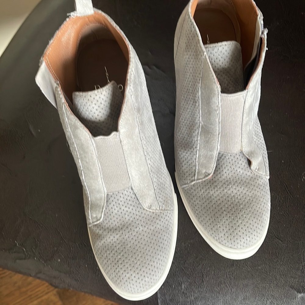 Linea Paola gray suede booties size 6